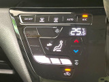 【オートエアコン】一度お好みの温度に設定すれば、車内の温度を検知し風量や温度を自動で調整。暑い&hellip;寒い&hellip;と何度もスイッチ操作をする必要はありません。快適な車内空間には必須の機能ですね♪