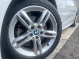 ●純正アルミホイール:輸入車ならではの卓越した走りを支えるホイールと足回りです!日本車の走りに慣れている方にもぜひ体感して頂きたいほど、高いレベルでまとまっています!