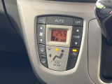 【オートエアコン】一度お好みの温度に設定すれば、車内の温度を検知し風量や温度を自動で調整。暑い&hellip;寒い&hellip;と何度もスイッチ操作をする必要はありません。快適な車内空間には必須の機能ですね♪