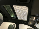 パノラミックルーフで明るい車内と開放感あるドライブをお楽しみいただけます。