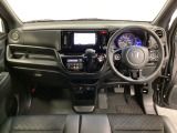 車内は光触媒抗菌消臭施工済です。スタイリッシュなデザインでスポーティなインパネ周りを演出します。グローブボックスやカップホルダーのほかにトレーなどたくさんの収納スペースが付いています。