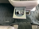 運転席/助手席どちらでも使えるカップホルダーです。