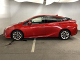 高効率なエンジンをモーターがアシストして走行中の燃費消費を抑えるハイブリッド。停車中もアイドリングストップにより燃費消費と排出ガスをなくします。