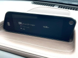 【8.8インチマツダコネクト】車内の雰囲気にマッチした大型のディスプレイ。スマホ接続でのナビ使用やBluetooth再生等、様々な機能が楽しめます。直感的なダイヤル操作が可能で、使い勝手も良好です。