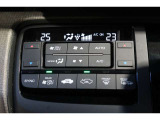 運転席と助手席の温度設定の変更が可能な左右独立タイプのデュアルエアコンです♪♪♪暑がりな人・寒がりな人も誰もが車内を快適にお過ごしいただけます♪♪♪