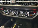 フルオートエアコンディショナーとなっております。運転席と助手席でそれぞれで温度設定ができますので、快適にドライブをすることができます。