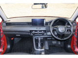 操作性に優れた運転席となります!小物入れや各ボタンの配置にこだわり、使いやすいです!座り心地もよく視認性も良好なのでロングドライブもお任せ下さい!