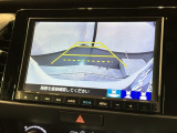 リバースギアに入れるだけで後方の表示へ切り替わります。夜間や雨の日の駐車も楽になりますよ。