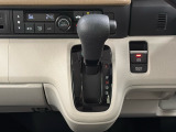 CVT車のセレクトレバーです。低速から高速まで、変速ショックのないスムーズな走りと、エンジン効率のよい領域を維持して燃費にも貢献します。サイドブレーキはスイッチ操作の電子制御パーキングブレーキ。