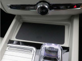 すぐ手の届くところにスマートフォンを置いておきながら同時に充電ができます。充電コードは不要。スマートフォンをカップホルダー前方の収納スペースに置いておくだけで非接触充電によりバッテリーが充電されます。