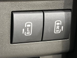 【両側パワースライドドア】スマートキーや運転席のスイッチで後席両側スライドドアの開閉が可能♪電動だから力を入れてドアを開ける必要が無く、小さなお子様でも簡単に開け閉めでき快適です♪