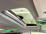 【サンルーフ】開放感たっぷりの希少装備、サンルーフが装着されています!車内に明かりを取り入れたり景色を楽しむ以外にも、車内の空気も簡単に換気できて快適です!