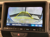 リバースギアに入れるだけで後方の表示へ切り替わります。夜間や雨の日の駐車も楽になりますよ。
