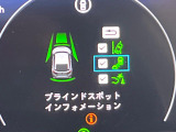 【ブラインドスポットインフォメーション】走行中、ドアミラーの死角になりやすい箇所に後続車が接近するとサイドミラー付近に警告を表示、ドライバーに注意喚起をしてくれます。