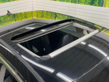 【サンルーフ】開放感たっぷりの希少装備、サンルーフが装着されています!車内に明かりを取り入れたり景色を楽しむ以外にも、車内の空気も簡単に換気できて快適です!