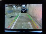 リバースポジションにシフトすると自動的にカメラが作動、モニター画面に後方の視界が映し出される、安心のバックカメラを装備。
