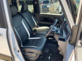 シートリフターは、運転席の座面を上下させて、体格に合わせて調整できる機能です。視界の確保やペダルの操作性、疲れにくさの向上に役に立ちます。