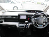 操作性に優れた運転席となります!小物入れや各ボタンの配置にこだわり、使いやすいです!座り心地もよく視認性も良好なのでロングドライブもお任せ下さい!