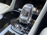 【オレフォス社製クリスタル・シフトノブ】高い存在感を放つクリスタルのシフトノブはボルボPHEV車のみに装備される特別なアイテム。スウェーデン南部のクリスタルガラスメーカー、オレフォス社による製造。