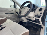 【運転席】座り心地が良いシートなので長時間の運転でも快適にお過ごしいただけます。新品のフロアマットのご注文も可能です。掲載箇所以外にご希望の写真がございましたらお気軽にお問い合わせ下さい。