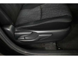 運転席シートリフター装備!シートの上下調整で運転操作の視界を確保できます。