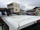 目立つキズ凹み等はありませんが、中古車という商品の特性ルーフには子キズや塗装しみがあります