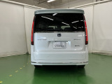 後席の窓には外から車内が見えにくくなるプライバシーガラスを採用。周りを気にせずリラックスして過ごせます
