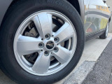 ●純正アルミホイール:輸入車ならではの卓越した走りを支えるホイールと足回りです!日本車の走りに慣れている方にもぜひ体感して頂きたいほど、高いレベルでまとまっています!