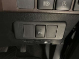 家族でクルマを運転する場合、擦ったりしないか心配ですね。コーナーセンサーも付いてますので、障害物が近づいたら、音で知らせてくれます。