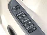 【電動格納ミラー】サイドミラーは電動格納式となっており、狭い駐車場でもキズがつくリスクを抑えられます。