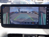 人やクルマがどこから現れるか不安!そんな混雑する駐車場などで、周辺の状況が直感的にわかる立体的映像を表示。クルマの周囲がぐるっと見えるので、安心して発進できます。