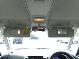 運転席にサンバイザー裏にはバニティミラーが備わっていますので、車の外に出る前にパパッと身だしなみをチェックすることができて便利ですよ♪