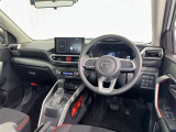 運転席まわりです。 各操作スイッチは使いやすい位置に配置されてます。