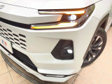 【LEDヘッドライト】悪天候や夜間走行時も良好な視界を確保し安心して運転できる高輝度LEDヘッドライトを装備!点灯速度が早く、消費電力も抑えられています。