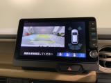 リバースギアに入れるだけで後方の表示へ切り替わります。夜間や雨の日の駐車も楽になりますよ。