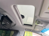 【サンルーフ】開放感たっぷりの希少装備、サンルーフが装着されています!車内に明かりを取り入れたり景色を楽しむ以外にも、車内の空気も簡単に換気できて快適です!