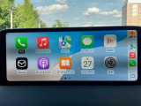 お手元のスマートフォンと接続して頂く事で使用可能な「Apple CarPlay/Android Auto」電話の応答は勿論、メッセージの受信やLINE、音楽接続からナビアプリの使用まで幅広く活躍致します。