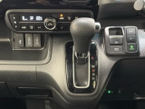 CVT車のセレクトレバーです。低速から高速まで、変速ショックのないスムーズな走りを実現するとともに、エンジン効率のよい領域を維持することで燃費にも貢献します。