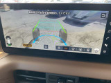 インビジブルフードビュー搭載。クルマの下が透けてみえるような映像を確認しながら、障害物への接触を未然に防ぎます。