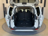 3列シートを畳むと沢山の荷物が積めます。スペースを広く有効にご活用いただけます。