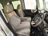 座面も厚みがあり背もたれも高く、広い足元にゆったり座れるシートです。運転席と助手席の間が空いている為、助手席側への移動がスムーズです。交通量の多い道でも助手席側から乗り降りができます。