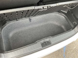 ラゲッジ下収納スペースの画像です。ディーラーオプションの【ラゲッジアンダーボックストレイ】を装着すると、濡れたウエア・汚れたアウトドア用品、玩具など、仕切り板がついて便利。もちろん水洗いも大丈夫です。