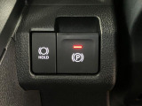 【電動パーキングブレーキ+オートブレーキホールド機能】 指先だけで簡単に操作が可能なパーキングブレーキ、スイッチを押すとブレーキペダルから足を離してもブレーキを保持できるオートブレーキホールド搭載。