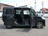 両面スライドドアとなっております!狭い場所に駐車した時に安心して横にスライドして乗り降りできますよ!