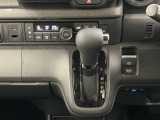 CVT車のセレクトレバーです。低速から高速まで、変速ショックのないスムーズな走りと、エンジン効率のよい領域を維持して燃費にも貢献します。サイドブレーキはスイッチ操作の電子制御パーキングブレーキ。