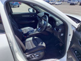 運転席はまっすぐな姿勢でシートに座り、足を自然に伸ばして操作できる位置各ペダルを配するという理想的なレイアウトを実現しています!ぜひ一度MAZDAのドライビングポジションをご体感ください。