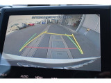 シフトレバーをリバースにすると連動してサイドカメラ映像&バックセンサーに切り替わります。スイッチ一つでフロントカメラへの切り替えも出来ます