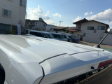 目立つキズ凹み等はありませんが、中古車という商品の特性ルーフには子キズや塗装しみがあります