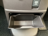 センターコンソールの最下部にはちょっとした収納がついています。