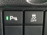 パーキングセンサーを装備しています。車両前後の障害物を検知し、音や表示で知らせてくれるため、駐車時の接触リスクを軽減します。狭い場所での取り回しも安心です。